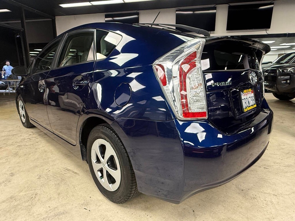 Toyota Prius Vehicle Full-screen Gallery Image 03