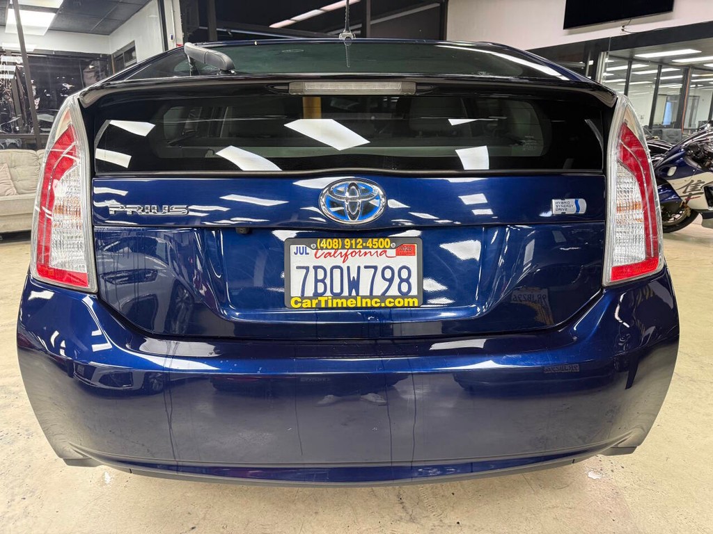 Toyota Prius Vehicle Full-screen Gallery Image 04