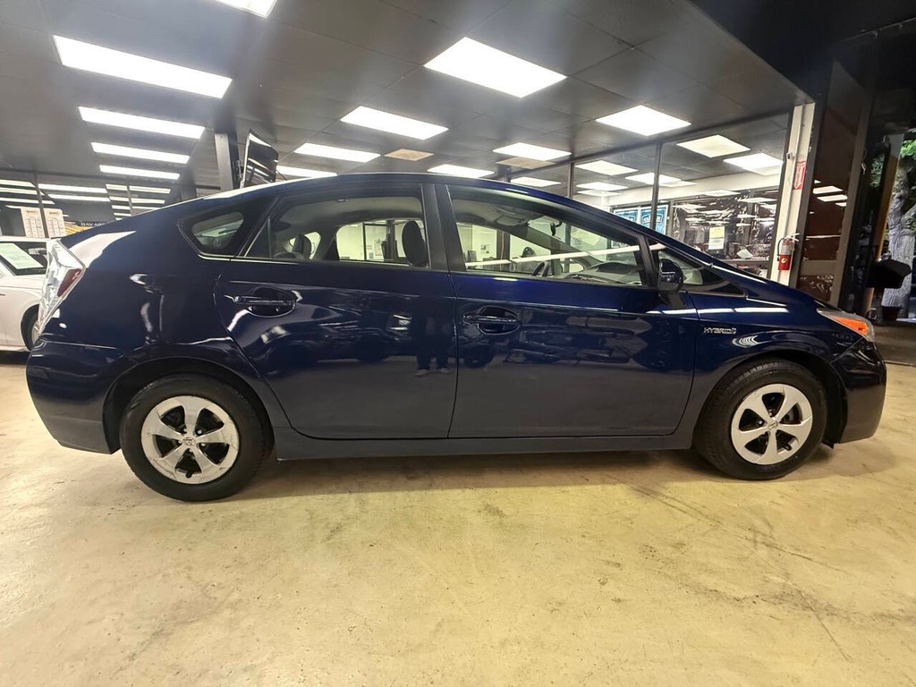 Toyota Prius Vehicle Full-screen Gallery Image 05