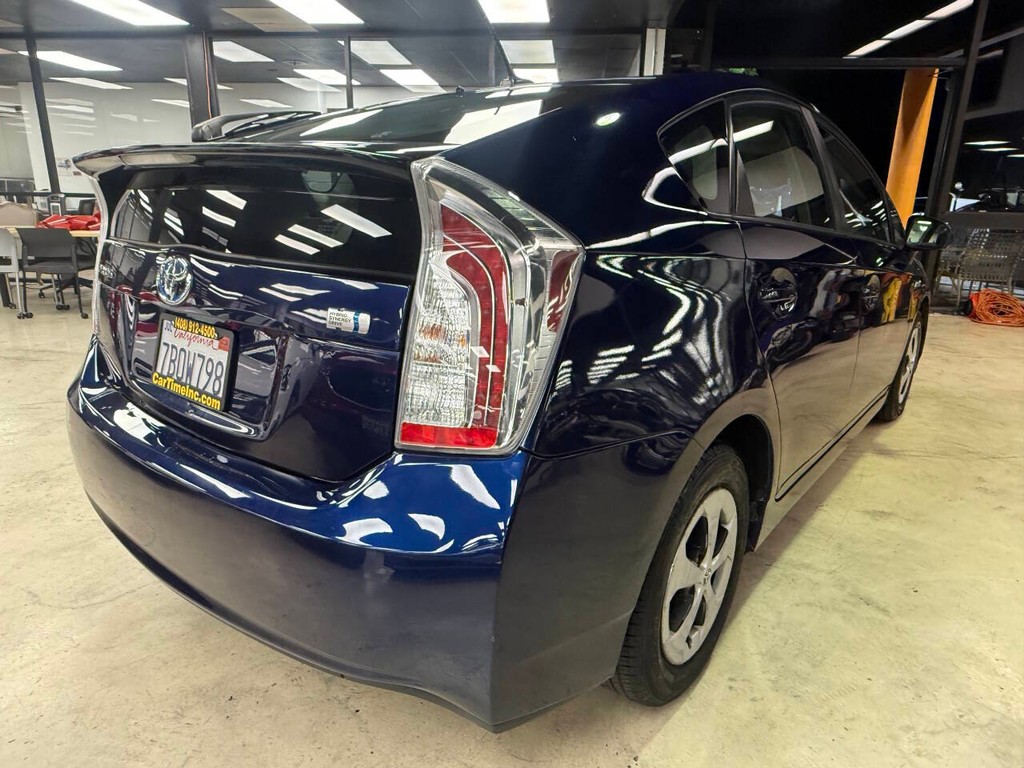 Toyota Prius Vehicle Full-screen Gallery Image 08