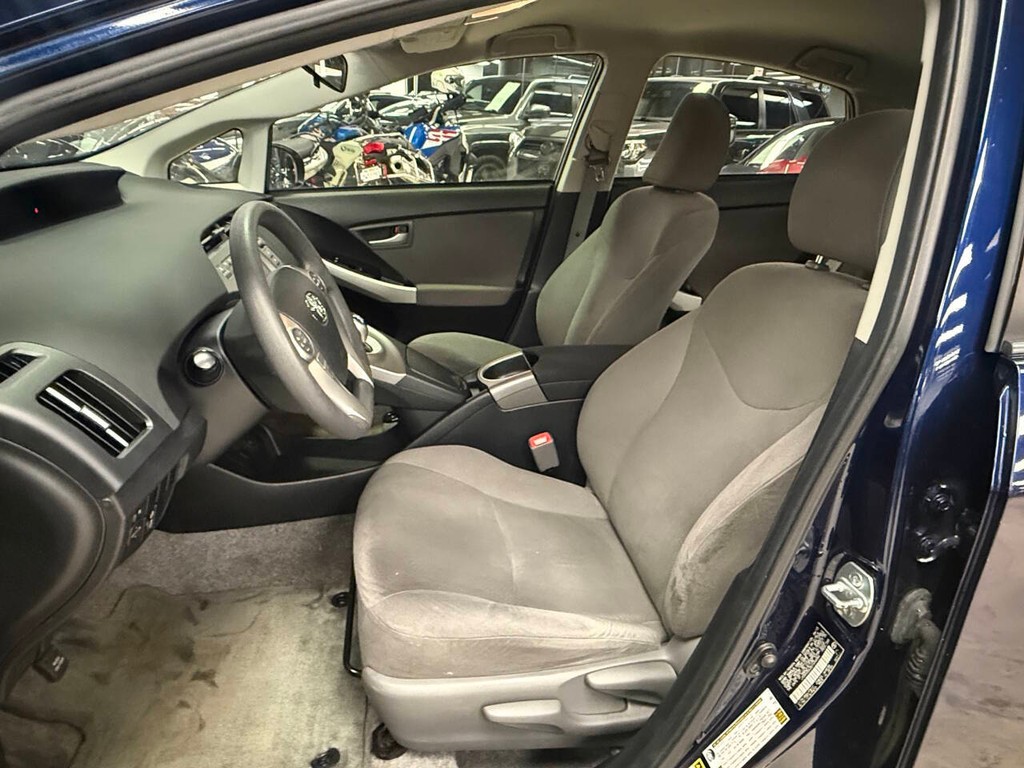 Toyota Prius Vehicle Full-screen Gallery Image 09