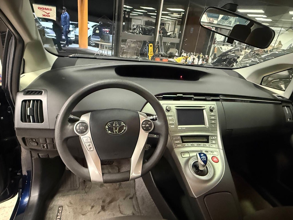 Toyota Prius Vehicle Full-screen Gallery Image 10