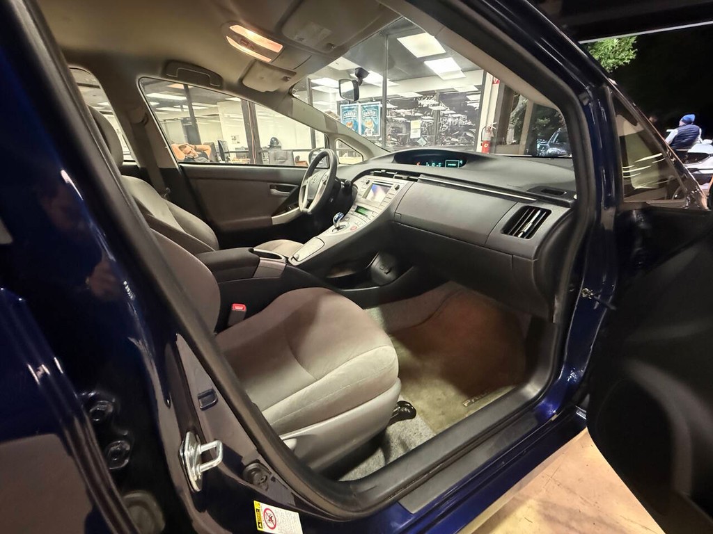 Toyota Prius Vehicle Full-screen Gallery Image 13