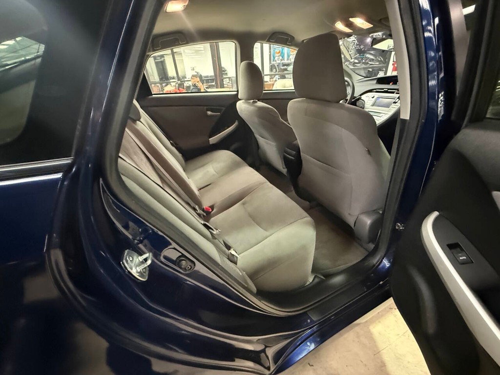 Toyota Prius Vehicle Full-screen Gallery Image 14