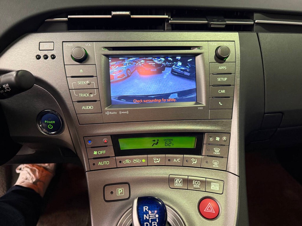 Toyota Prius Vehicle Full-screen Gallery Image 16