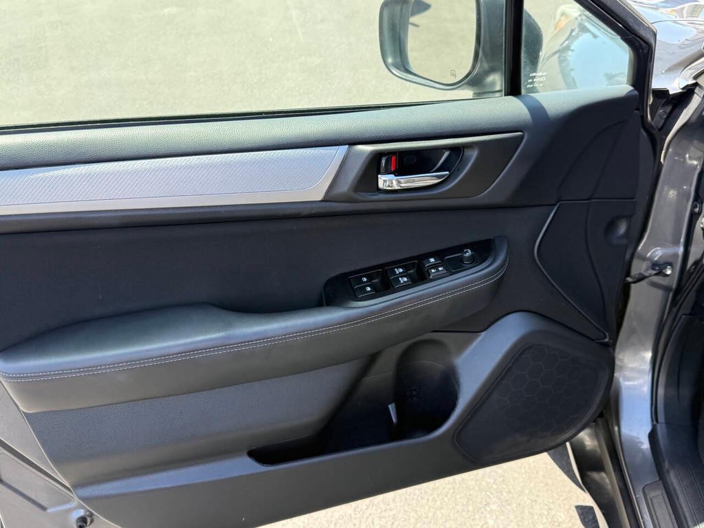 Subaru Outback Vehicle Full-screen Gallery Image 10