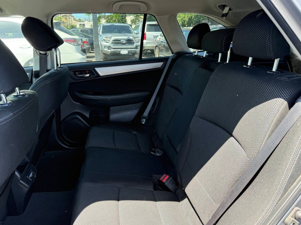 Subaru Outback Vehicle Full-screen Gallery Image 15