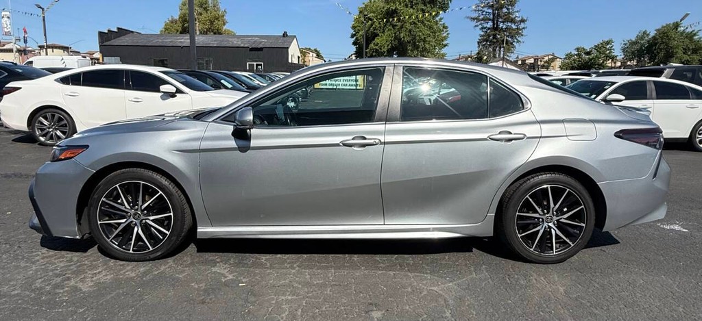 Toyota Camry Vehicle Full-screen Gallery Image 04