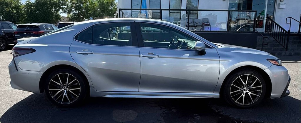 Toyota Camry Vehicle Full-screen Gallery Image 05