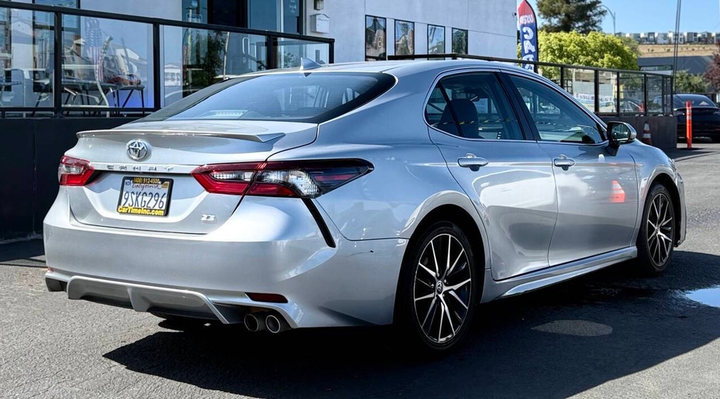 Toyota Camry Vehicle Full-screen Gallery Image 06