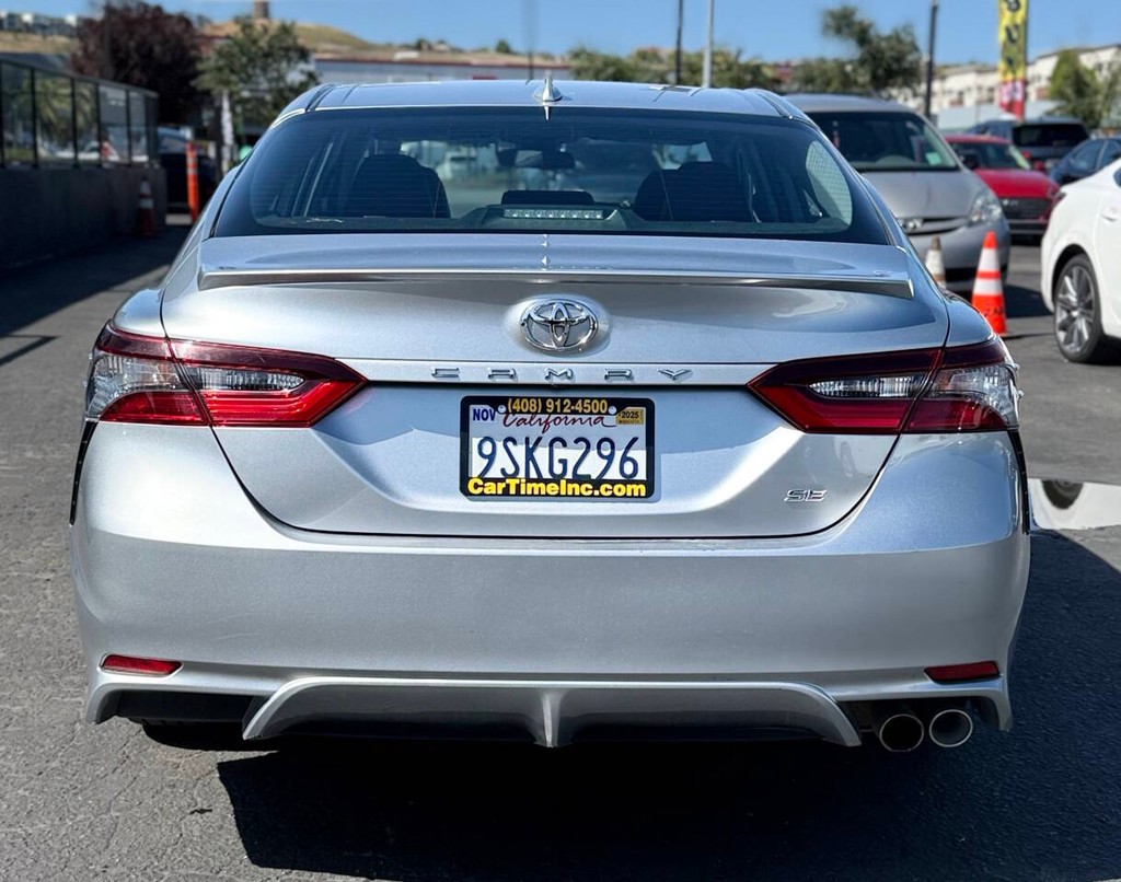 Toyota Camry Vehicle Full-screen Gallery Image 08