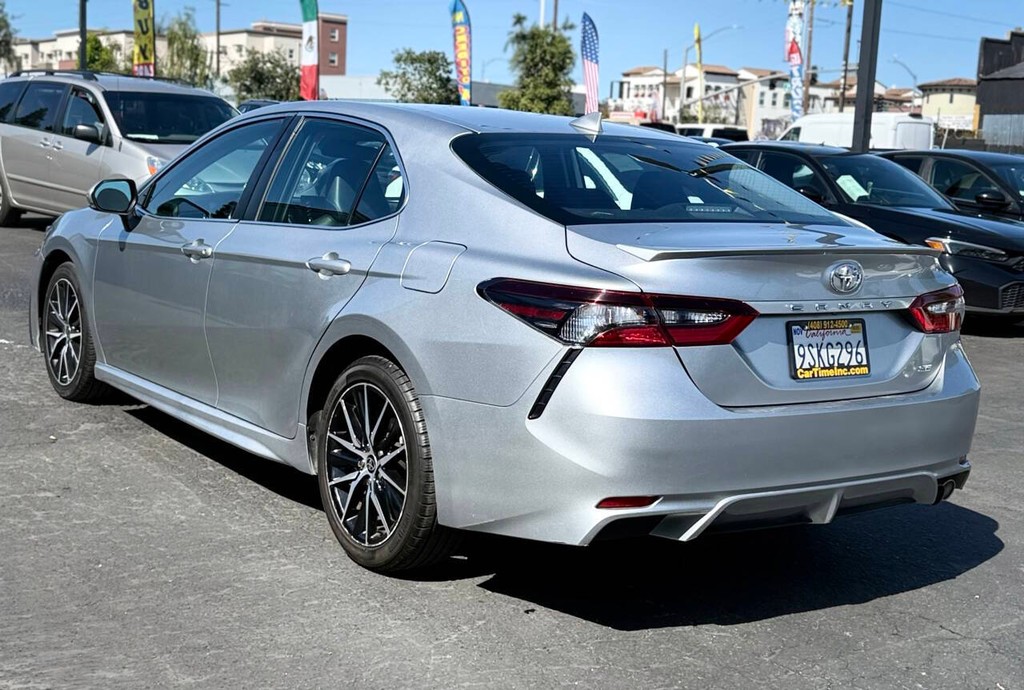 Toyota Camry Vehicle Full-screen Gallery Image 09