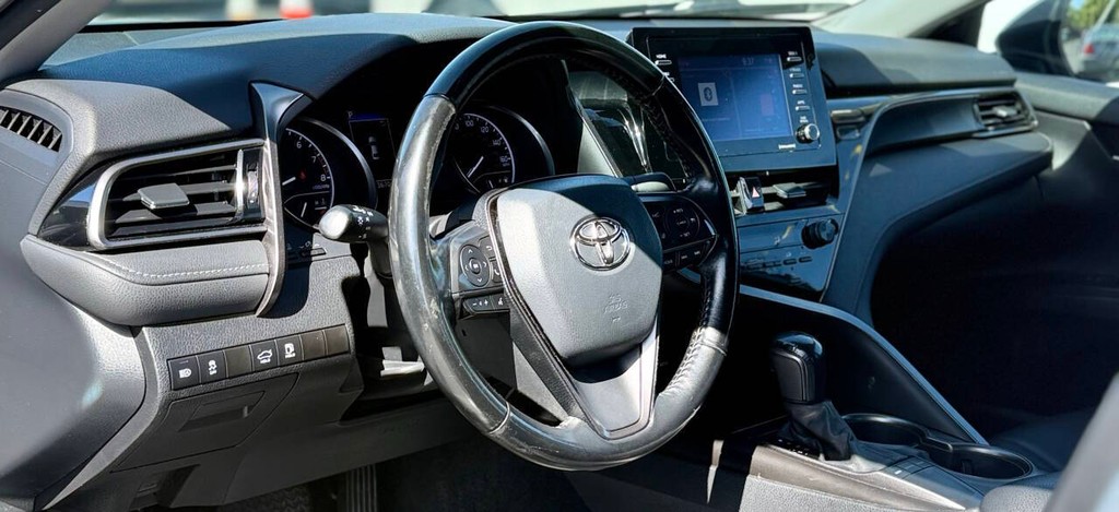 Toyota Camry Vehicle Full-screen Gallery Image 11