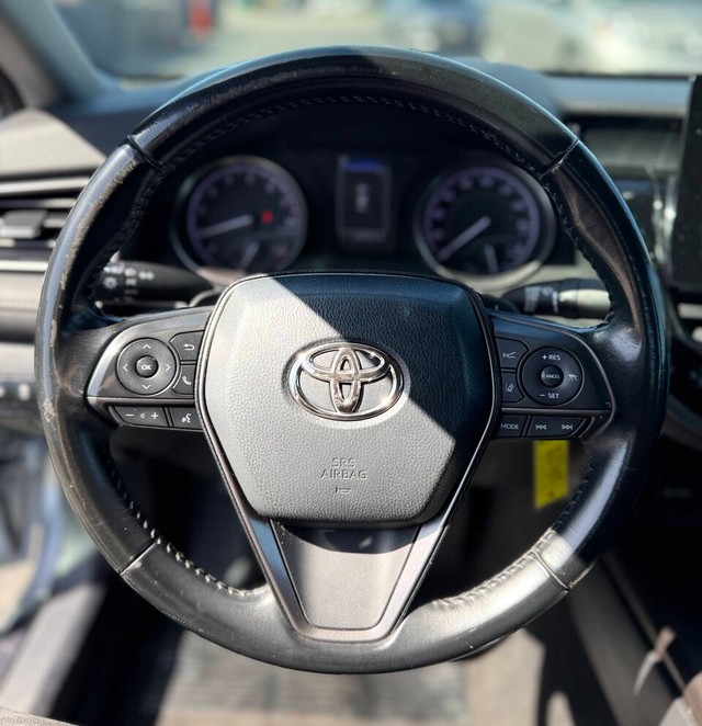 Toyota Camry Vehicle Full-screen Gallery Image 10