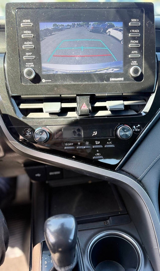 Toyota Camry Vehicle Full-screen Gallery Image 12