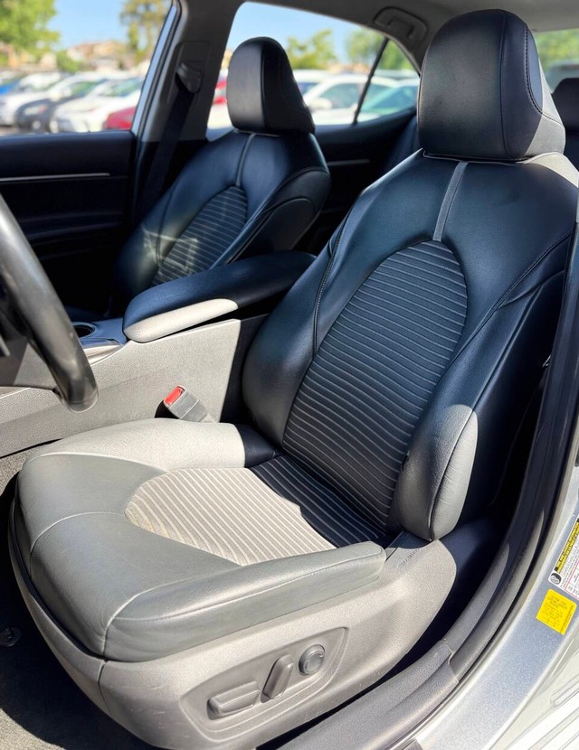 Toyota Camry Vehicle Full-screen Gallery Image 13