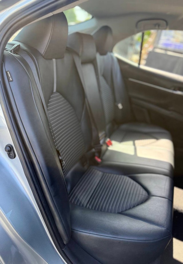 Toyota Camry Vehicle Full-screen Gallery Image 14