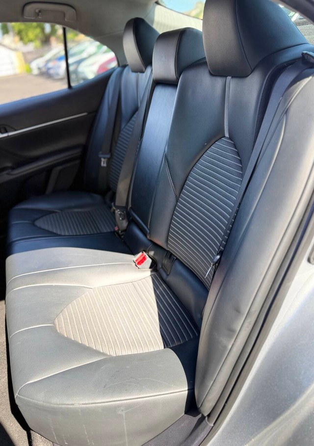 Toyota Camry Vehicle Full-screen Gallery Image 15