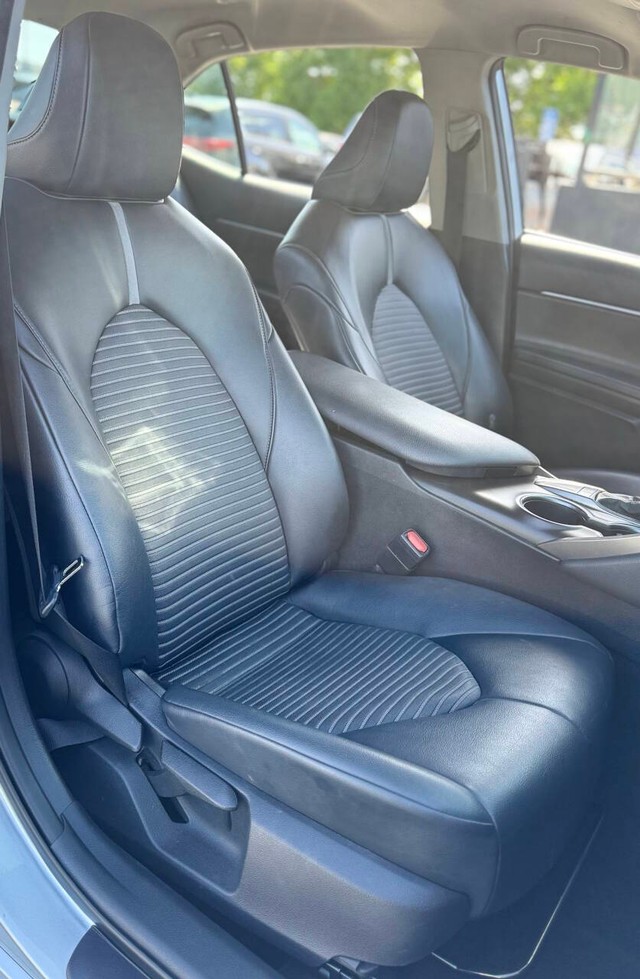 Toyota Camry Vehicle Full-screen Gallery Image 17