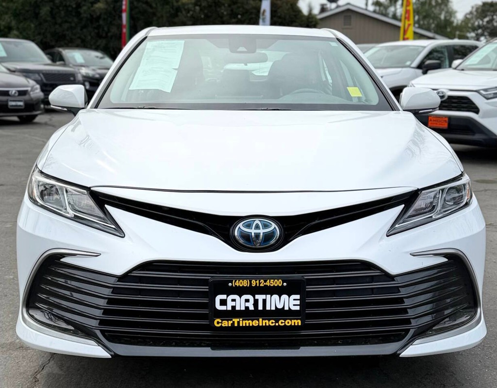 Toyota Camry Vehicle Full-screen Gallery Image 02
