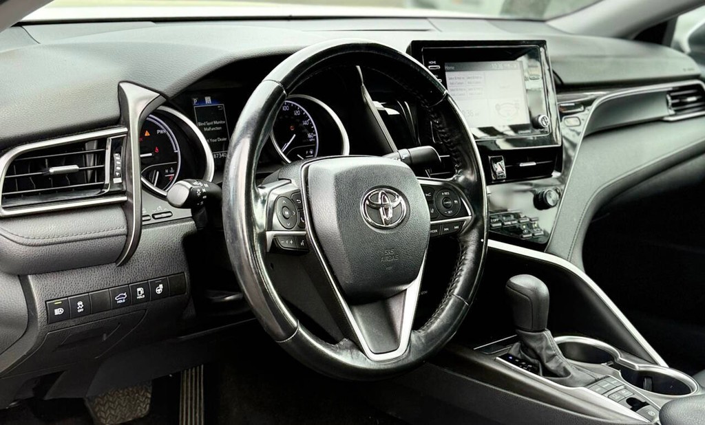 Toyota Camry Vehicle Full-screen Gallery Image 08