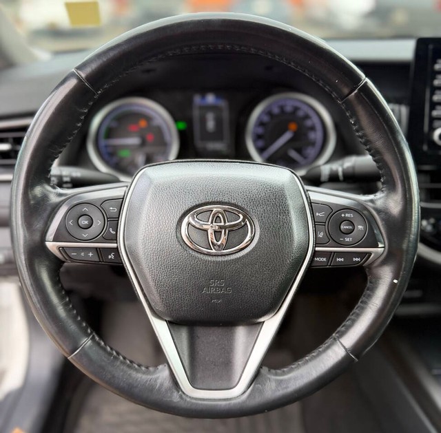 Toyota Camry Vehicle Full-screen Gallery Image 09