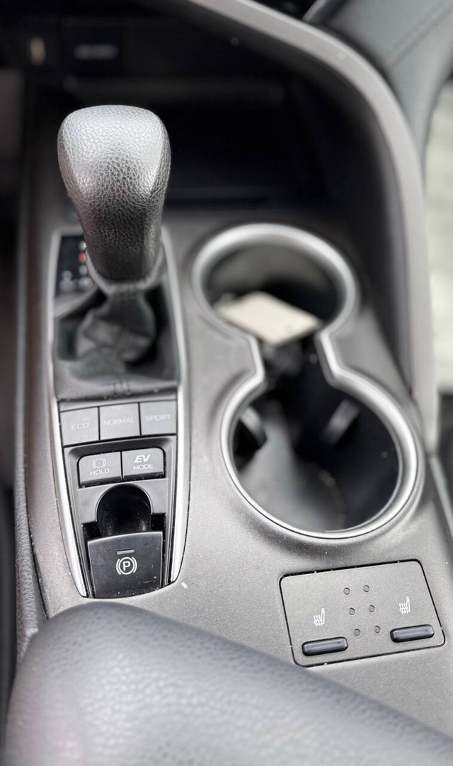 Toyota Camry Vehicle Full-screen Gallery Image 11