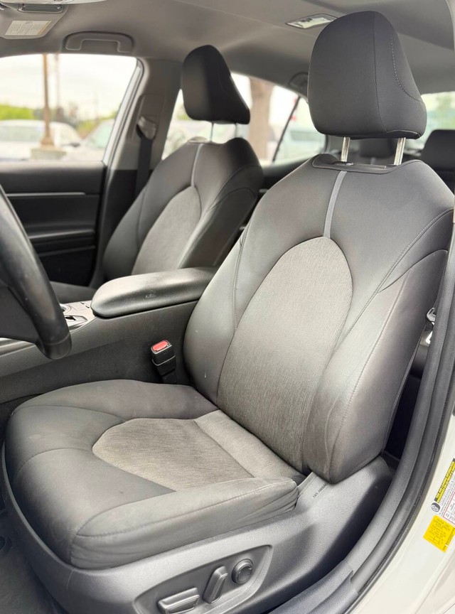 Toyota Camry Vehicle Full-screen Gallery Image 12