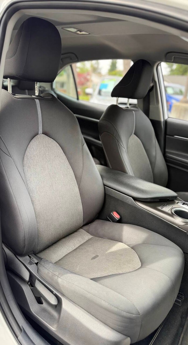 Toyota Camry Vehicle Full-screen Gallery Image 13