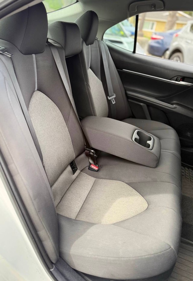 Toyota Camry Vehicle Full-screen Gallery Image 14