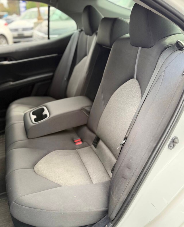 Toyota Camry Vehicle Full-screen Gallery Image 15