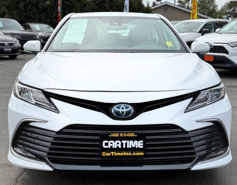 Toyota Camry Vehicle Full-screen Gallery Image 02