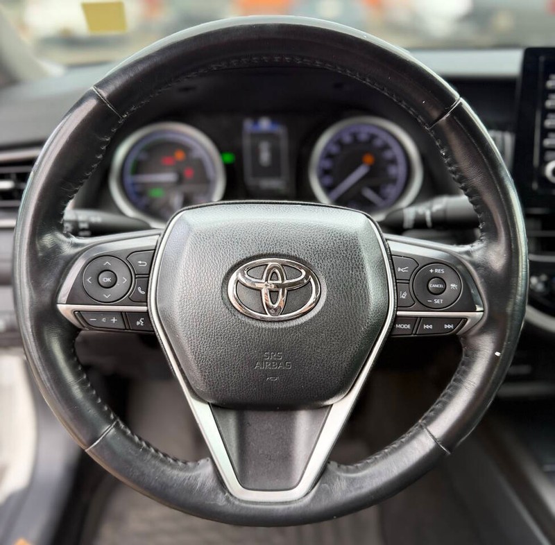 Toyota Camry Vehicle Full-screen Gallery Image 09