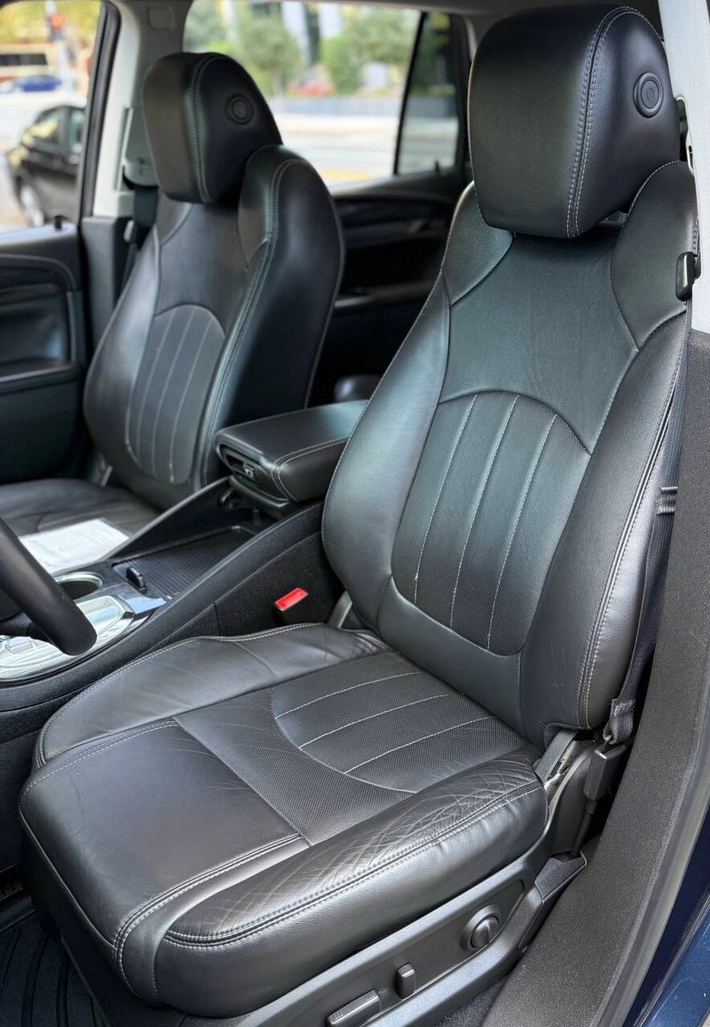 Buick Enclave Vehicle Full-screen Gallery Image 12