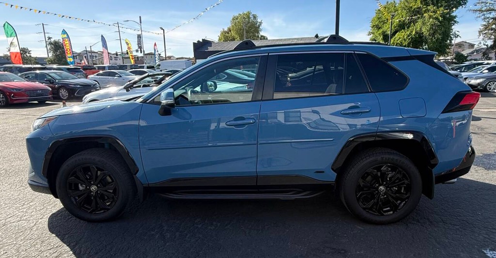 Toyota RAV4 Vehicle Full-screen Gallery Image 04