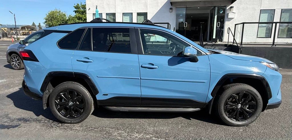 Toyota RAV4 Vehicle Full-screen Gallery Image 05