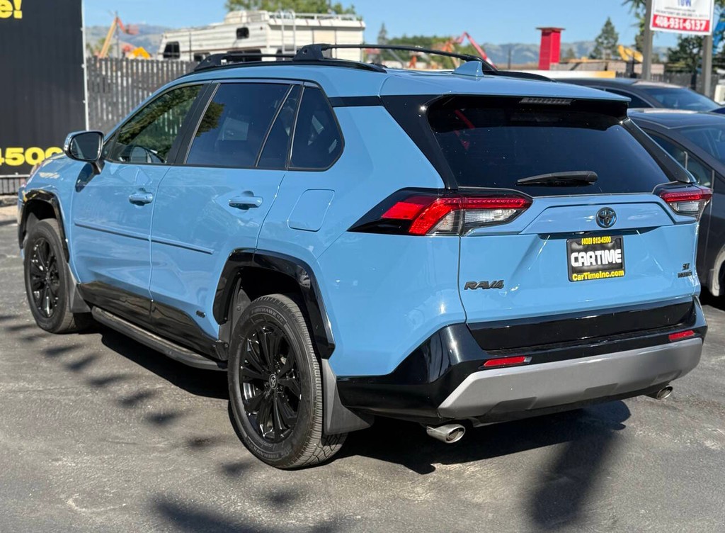 Toyota RAV4 Vehicle Full-screen Gallery Image 06