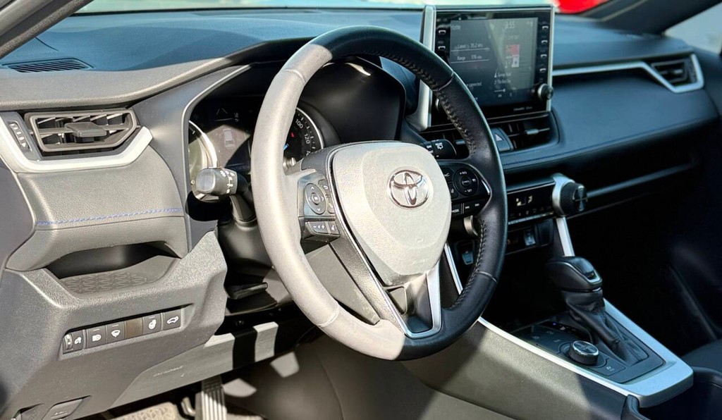 Toyota RAV4 Vehicle Full-screen Gallery Image 09