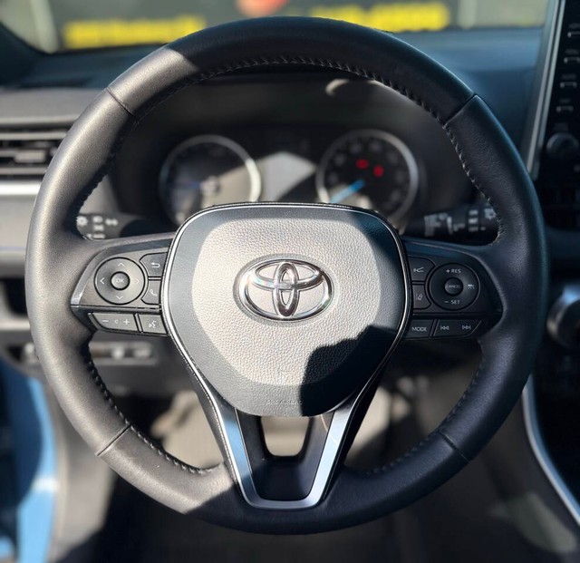 Toyota RAV4 Vehicle Full-screen Gallery Image 10