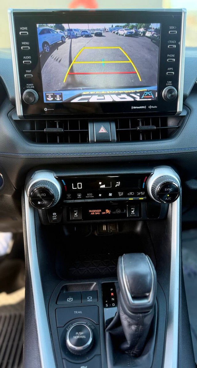 Toyota RAV4 Vehicle Full-screen Gallery Image 11