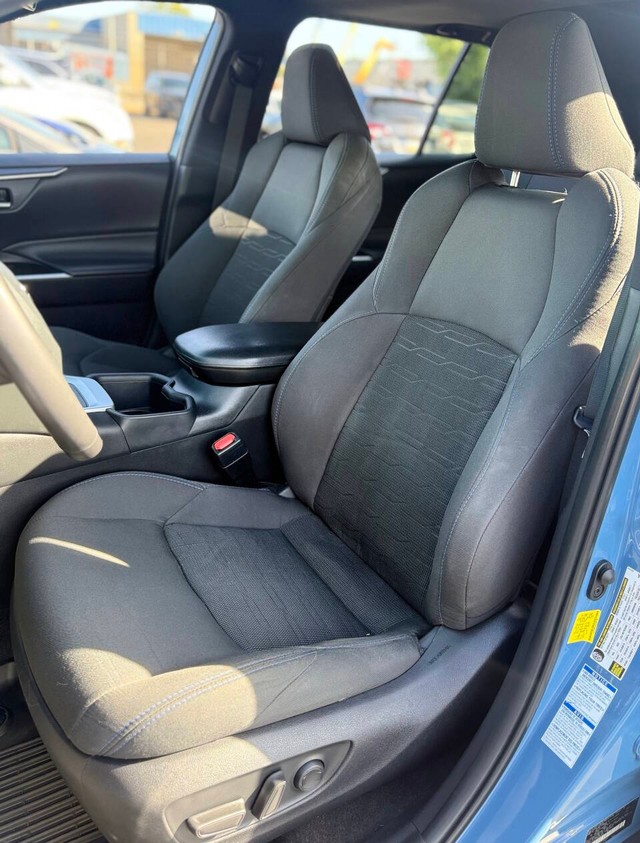 Toyota RAV4 Vehicle Full-screen Gallery Image 12