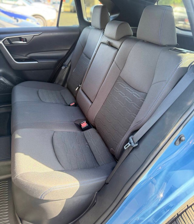 Toyota RAV4 Vehicle Full-screen Gallery Image 13