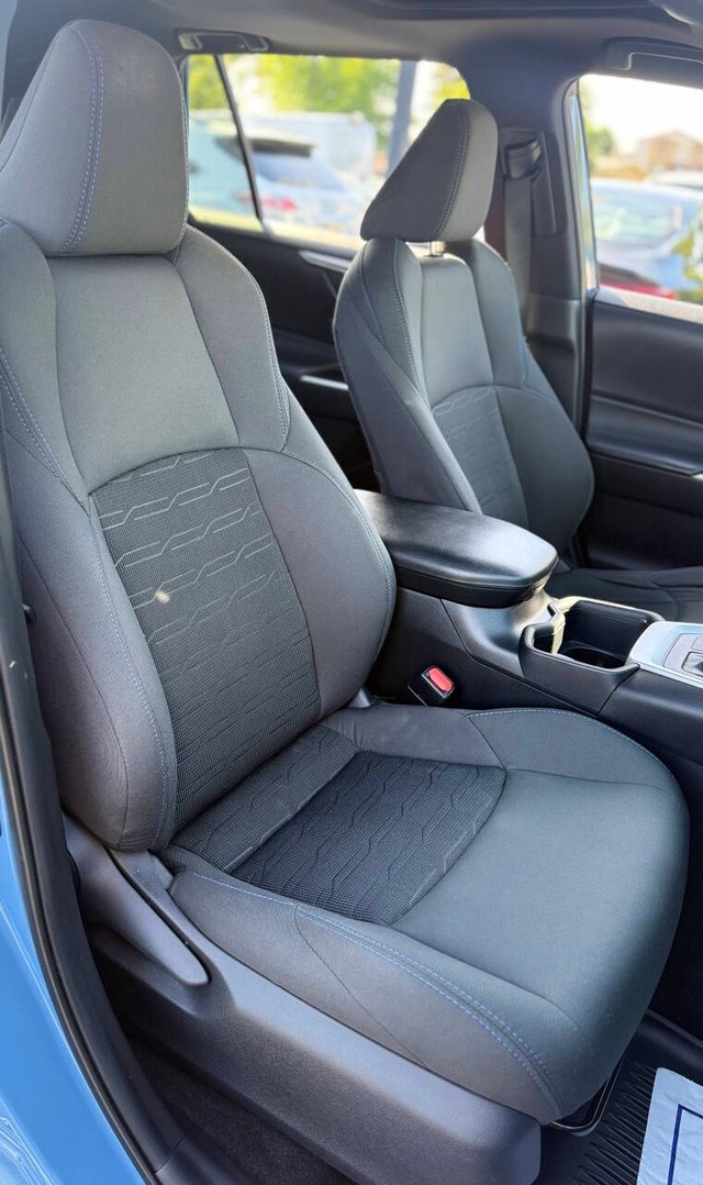 Toyota RAV4 Vehicle Full-screen Gallery Image 14