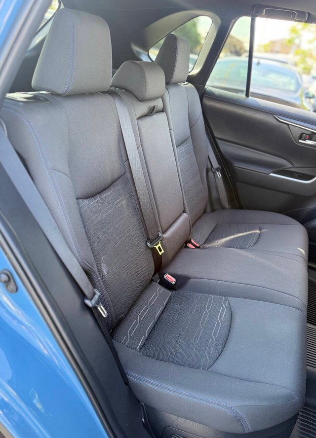 Toyota RAV4 Vehicle Full-screen Gallery Image 15