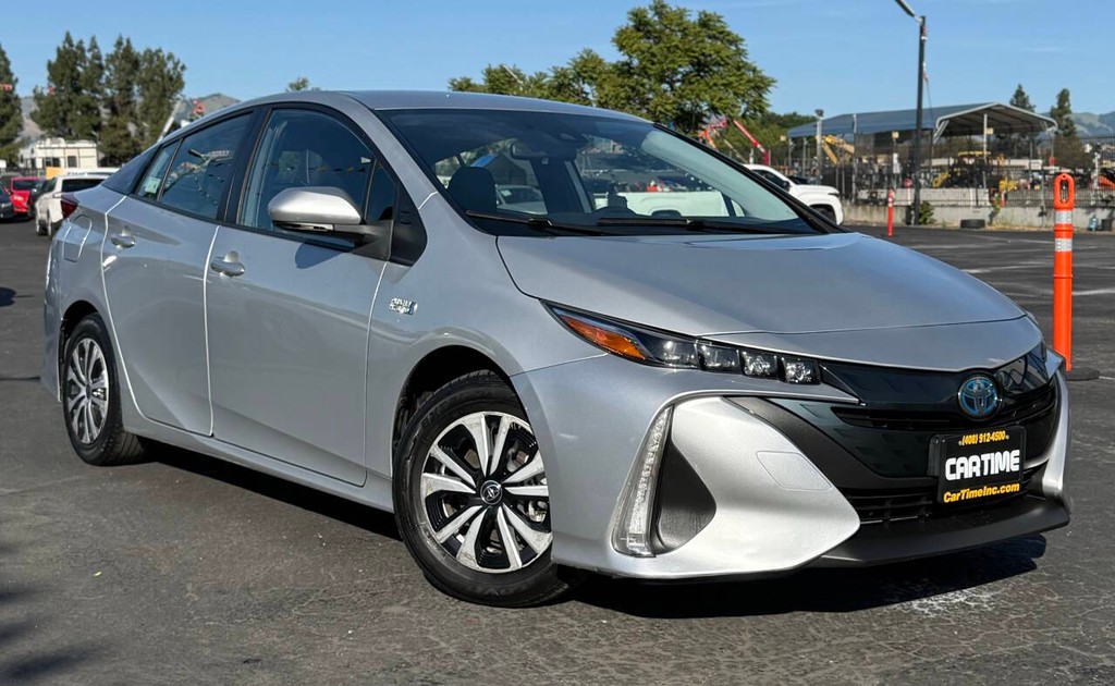 Toyota Prius Prime Vehicle Full-screen Gallery Image 03