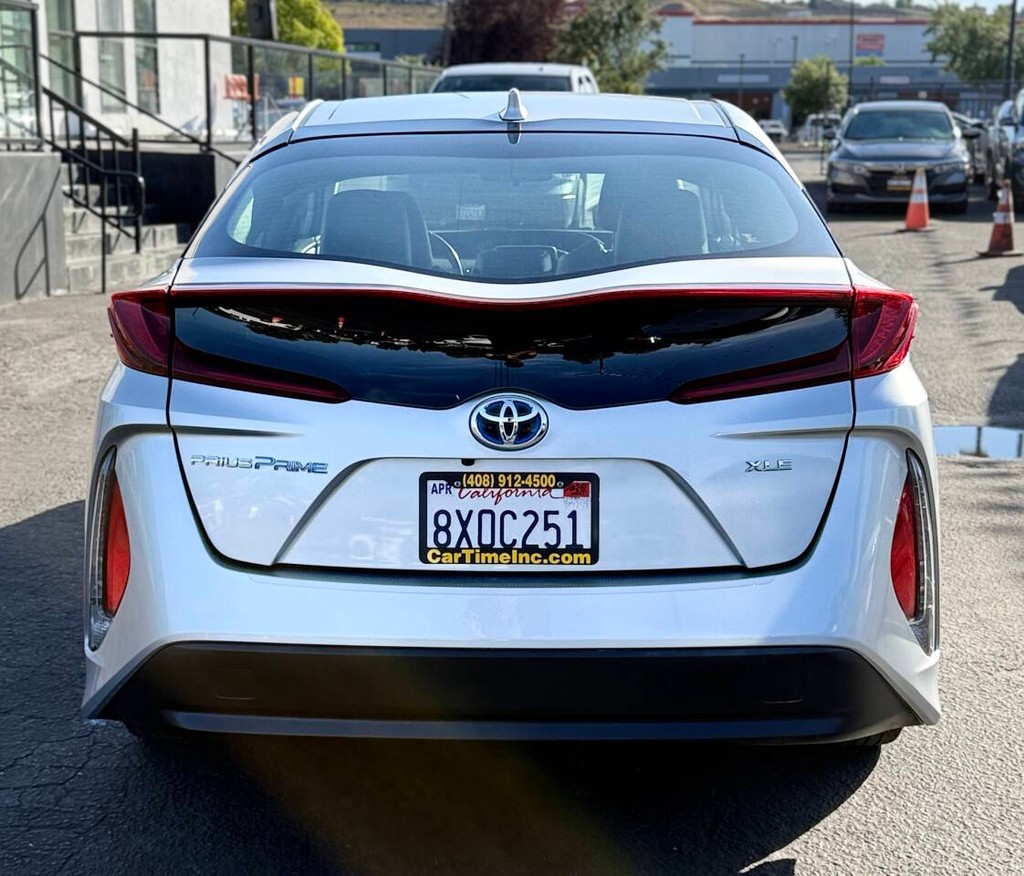 Toyota Prius Prime Vehicle Full-screen Gallery Image 08