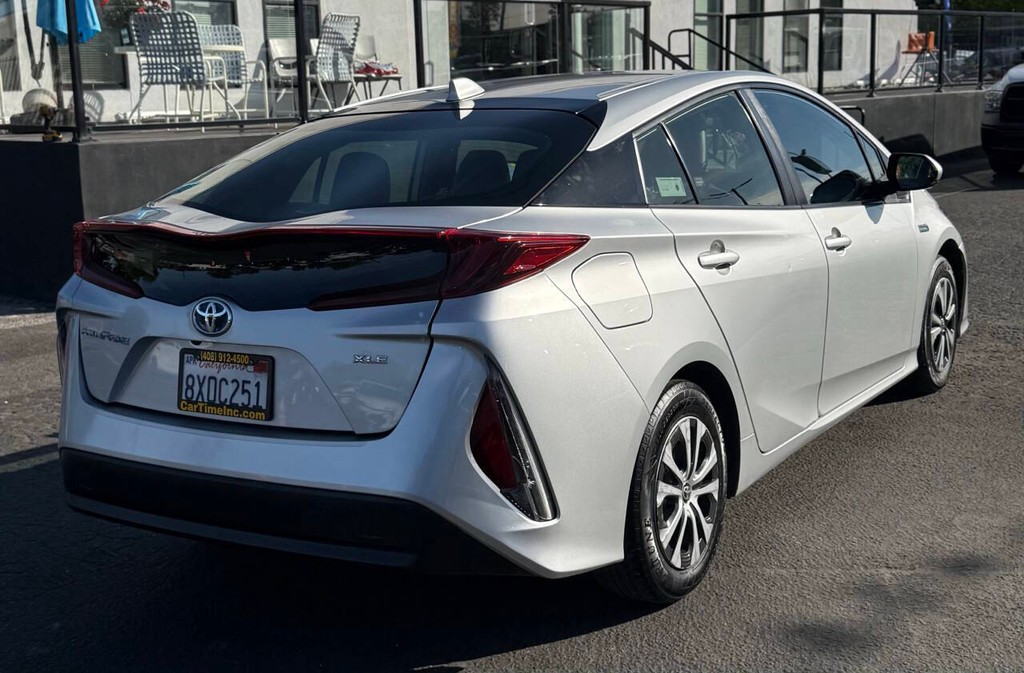 Toyota Prius Prime Vehicle Full-screen Gallery Image 09