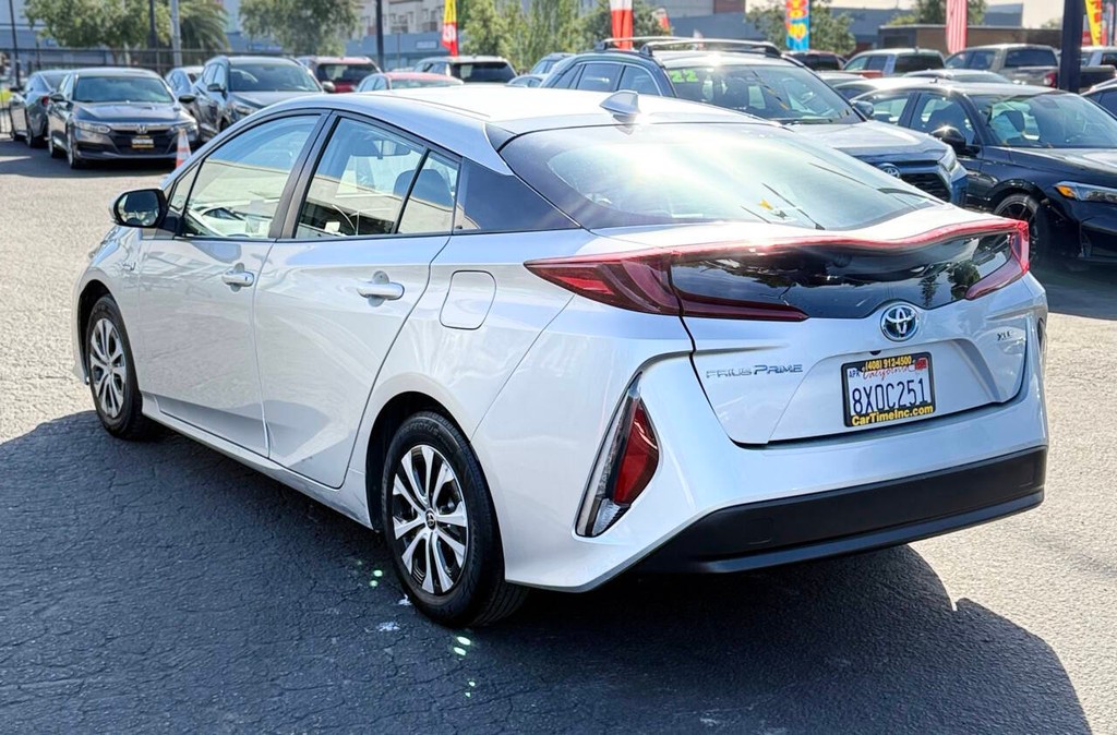Toyota Prius Prime Vehicle Full-screen Gallery Image 10