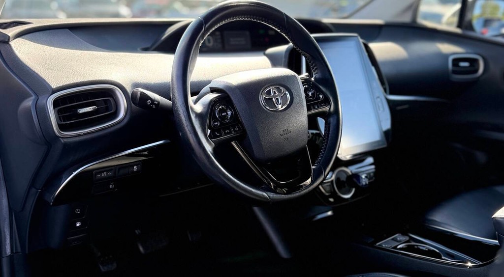 Toyota Prius Prime Vehicle Full-screen Gallery Image 11