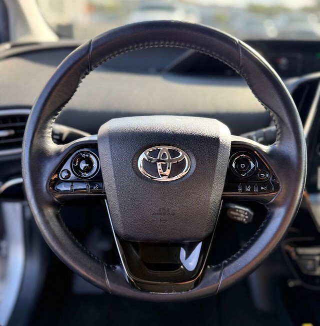 Toyota Prius Prime Vehicle Full-screen Gallery Image 12